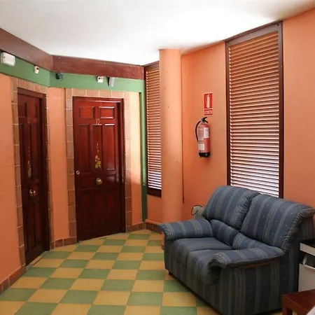 Leon Dormido & Hostel Polop