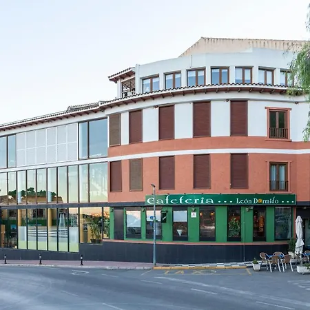 Leon Dormido & Hostel Polop