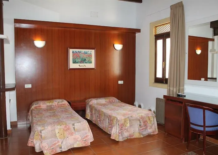 Leon Dormido & Hostal Polop de la Marina