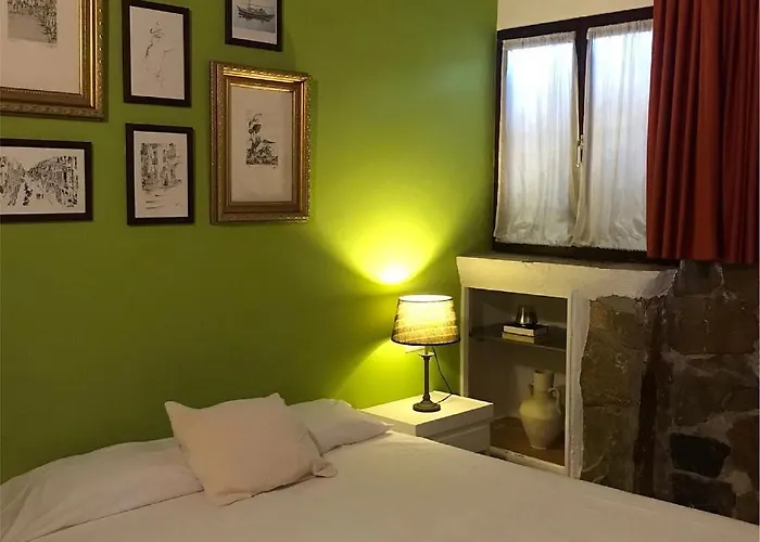 Hostal Leon Dormido & *