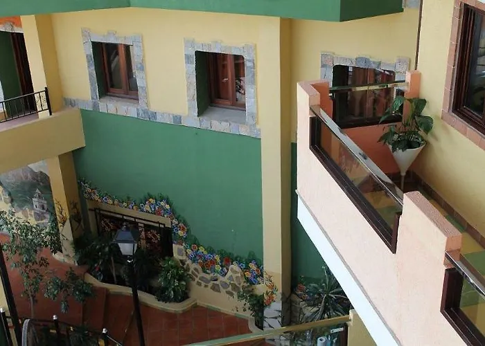 Leon Dormido & Hostal