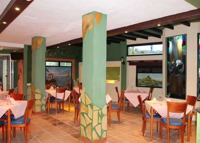 Hostal Leon Dormido & *